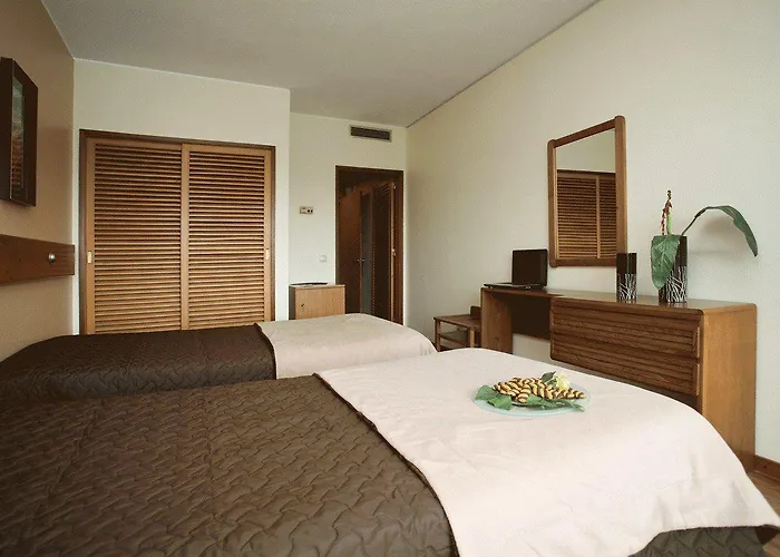 Meia Lua فندق أوفار